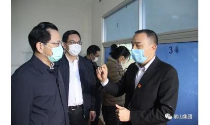 市委員會書記の邵玉龍は紫山に來て、復職を指導します。